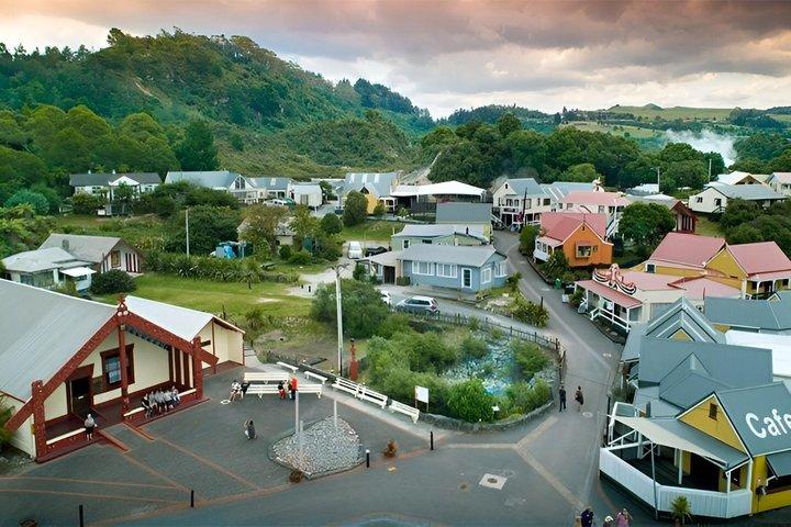 ロトルアのワカレワレワ・マオリ村と地熱ガイドツアー