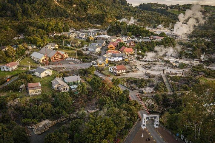 ロトルアのワカレワレワ・マオリ村と地熱ガイドツアー