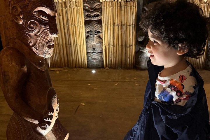 ロトルアのワカレワレワ・マオリ村と地熱ガイドツアー
