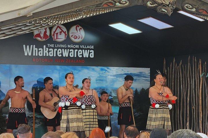 ロトルアのワカレワレワ・マオリ村と地熱ガイドツアー