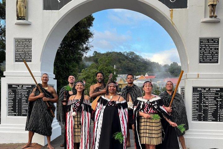 ロトルアのワカレワレワ・マオリ村と地熱ガイドツアー