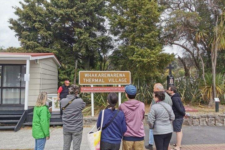 ロトルアのワカレワレワ・マオリ村と地熱ガイドツアー