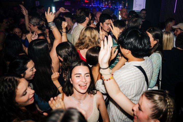 Cologne: Bachelor(ette) Party – Shots & Club Entry
