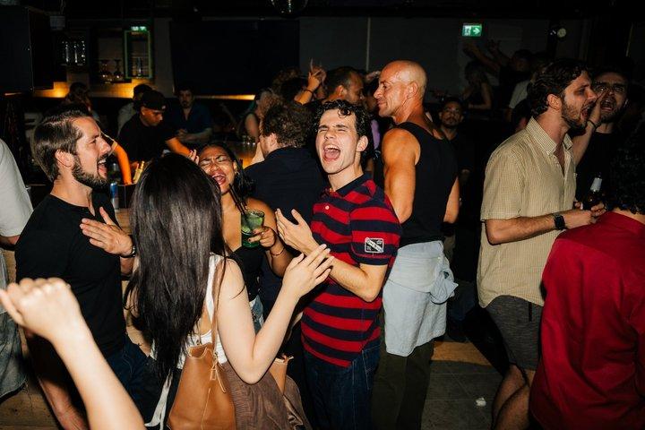 Cologne: Bachelor(ette) Party – Shots & Club Entry