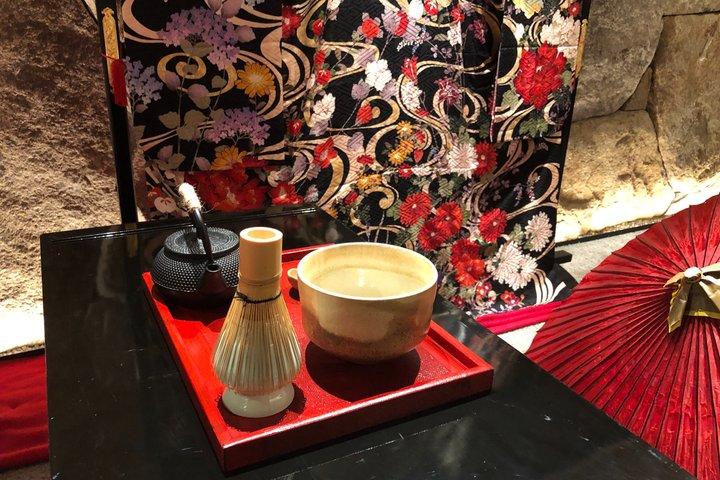 着物で抹茶とプレミアムティーを体験！