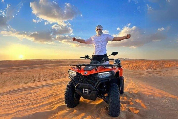 レッドサンド砂漠サファリ（ATV、ラクダ乗り、デューンバッシング付き）