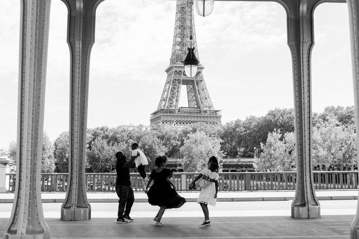 エッフェル塔、リュクサンブール、またはセーヌ川でのプライベートパリ写真撮影