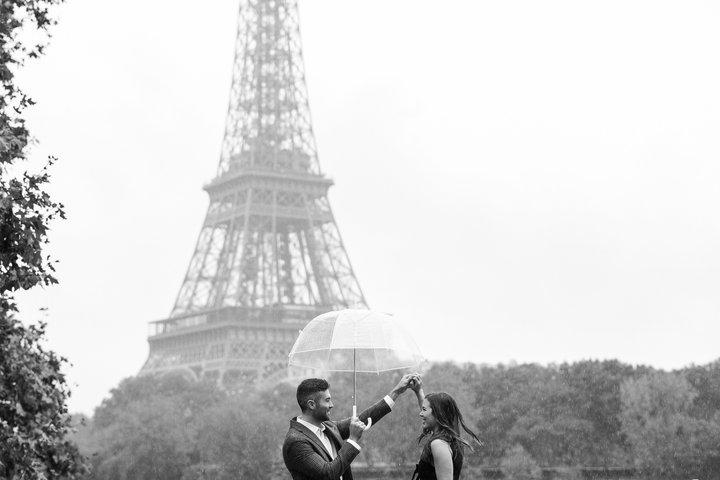 エッフェル塔、リュクサンブール、またはセーヌ川でのプライベートパリ写真撮影