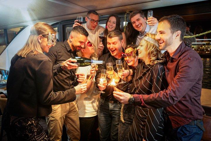 NYE - オープンバーとフィンガーフード付き祝賀クルーズ