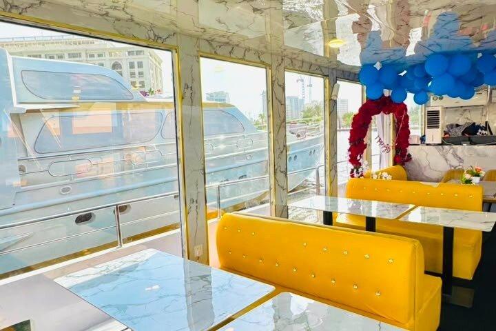 アルジャダフ ドバイでのディナー付きカタマラン クルーズ
