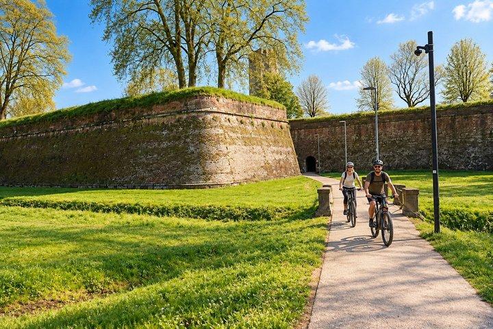 Virtuell guidad tur med elcykel från Lucca till Pisa