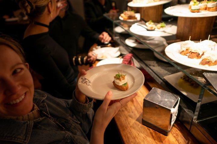 Barcelona Gothic Quarter Small-Group VIP Tapas and Wine Tour
