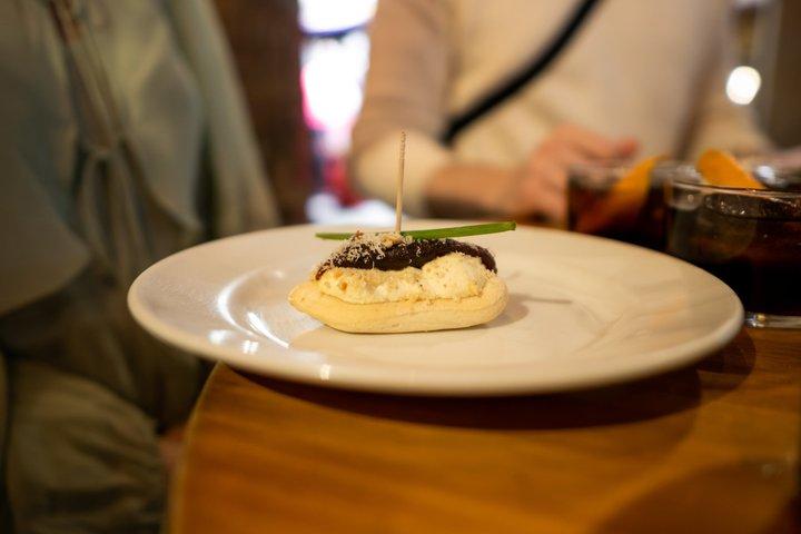 Barcelona Gothic Quarter Small-Group VIP Tapas and Wine Tour