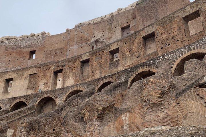 プライベート古代ローマツアーおよび公式ドライバーガイド