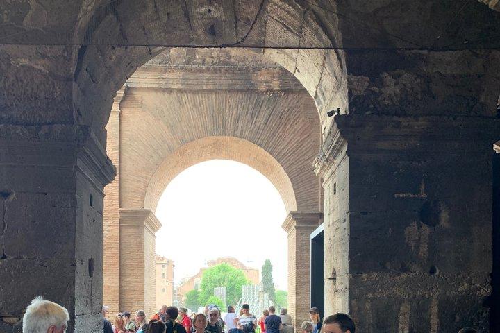 プライベート古代ローマツアーおよび公式ドライバーガイド