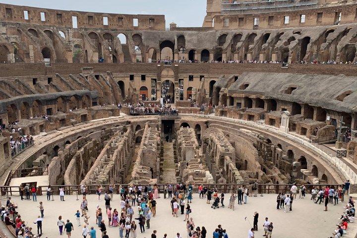 プライベート古代ローマツアーおよび公式ドライバーガイド