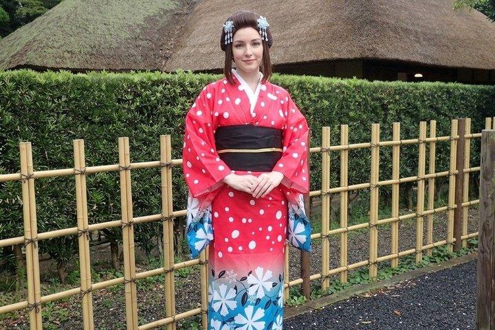 忍者と鬼殺隊が桜の古い侍の邸宅を探索する