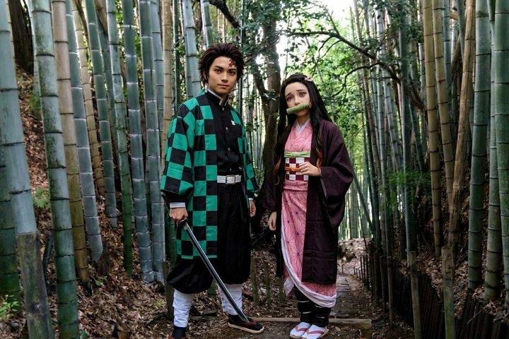 忍者と鬼殺隊が桜の古い侍の邸宅を探索する