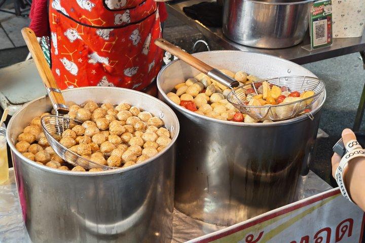 少人数グループで楽しむトゥクトゥク屋台ストリートフード＆ナイトマーケットツアー、チェンマイ