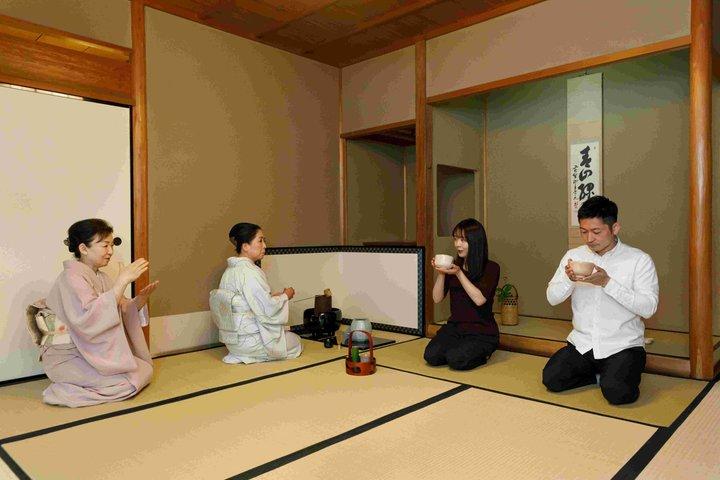 宇治ウォーキングツアー:平等院と茶道体験(京都から)