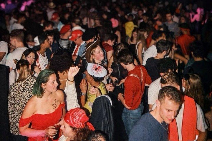 バルセロナ ハロウィン パブクロール：3つのバー、クラブ入場料＆追加ナイト