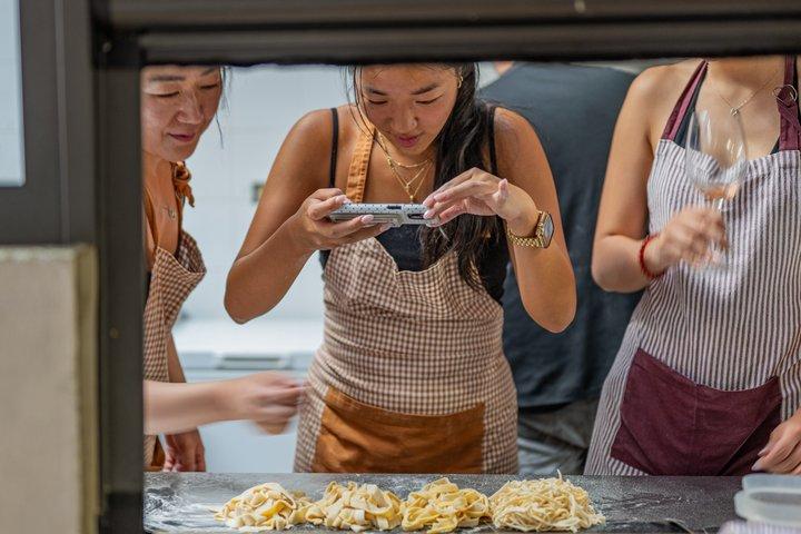 シェフと調理し、ウンリワインでサン・アンブロージョ市場をショッピング