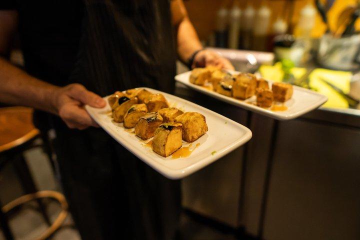 Barcelona Gothic Quarter Small-Group VIP Tapas and Wine Tour