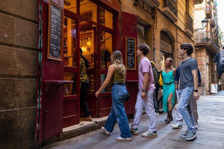 Barcelona Gothic Quarter Small-Group VIP Tapas and Wine Tour