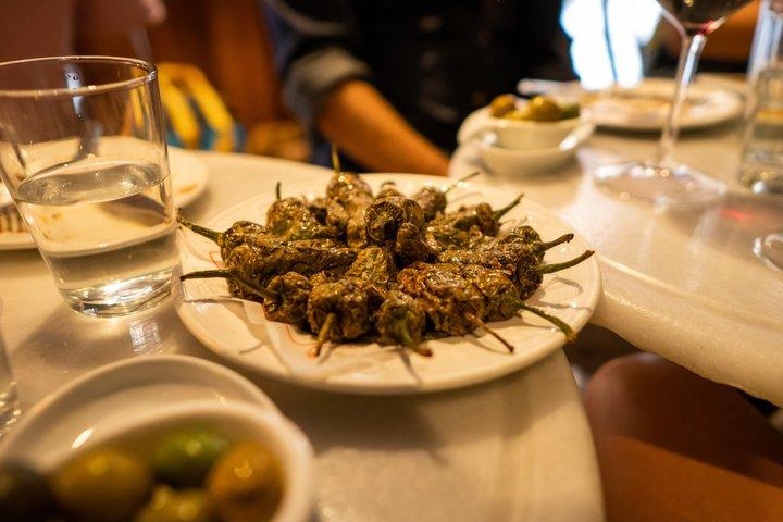 Barcelona Gothic Quarter Small-Group VIP Tapas and Wine Tour