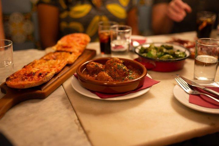 Barcelona Gothic Quarter Small-Group VIP Tapas and Wine Tour
