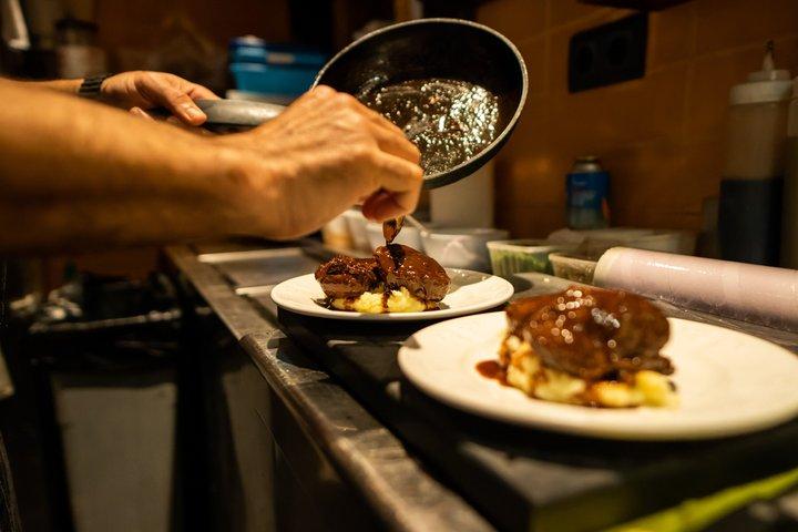 Barcelona Gothic Quarter Small-Group VIP Tapas and Wine Tour
