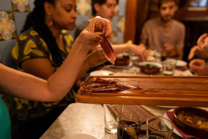 Barcelona Gothic Quarter Small-Group VIP Tapas and Wine Tour
