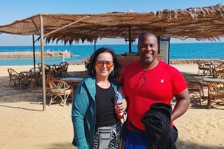 カイロまたはギザのホテルから紅海アインエルソクナビーチへの日帰り旅行