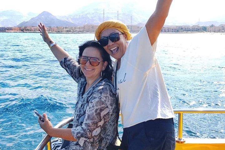 カイロまたはギザのホテルから紅海アインエルソクナビーチへの日帰り旅行