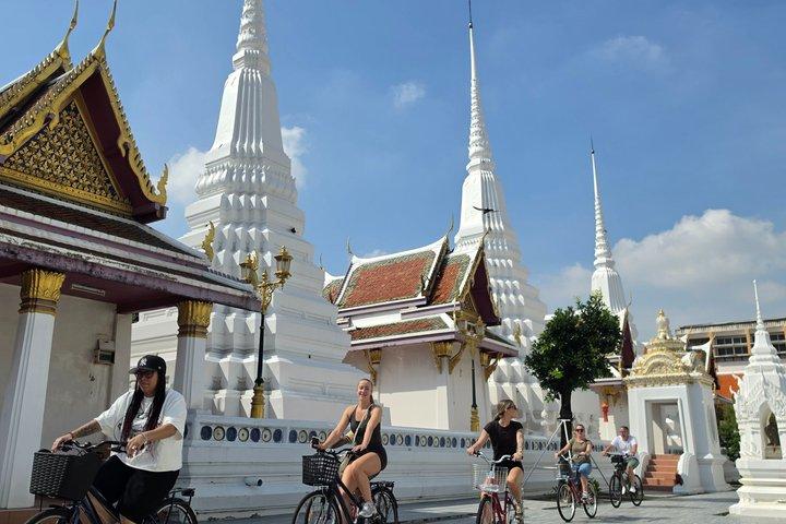 Bangkok Kleingruppen-Fahrradtour zum Großen Buddha zu traditionellen Snacks