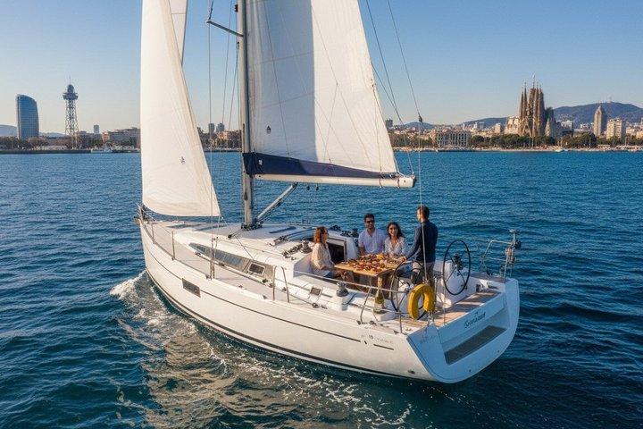 Barcelona: Excursión de navegación en grupo pequeño de 1 hora con bebidas y aperitivos