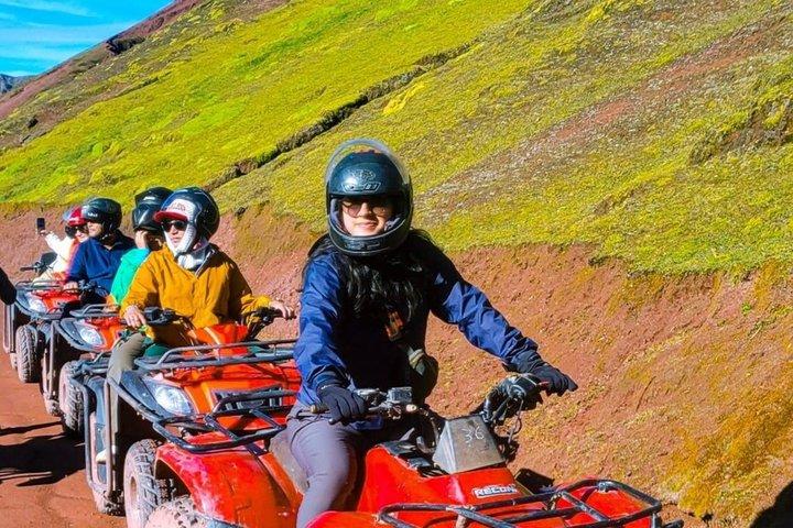 レインボーマウンテンとレッドバレーを巡る終日ATVツアー