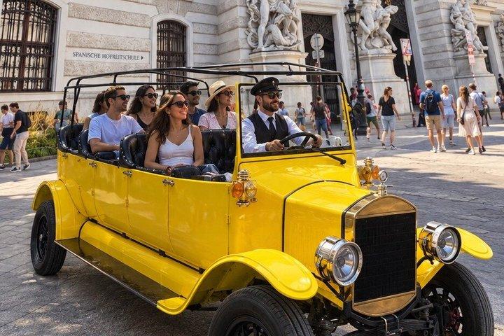 Private Tour durch die Wiener Altstadt in einem Vintage-Elektroauto