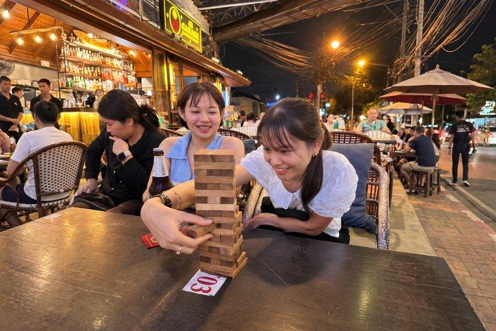 チェンマイのナイトライフ：ビール、ゲーム、パーティー体験