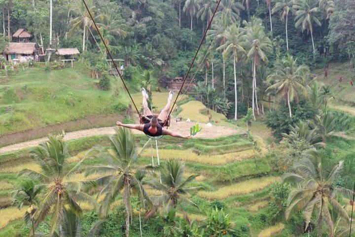 Batur Tirta Empul山と観光ツアーを含む終日ウブドビレッジ