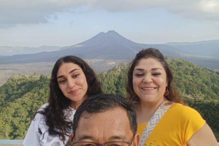 Batur Tirta Empul山と観光ツアーを含む終日ウブドビレッジ