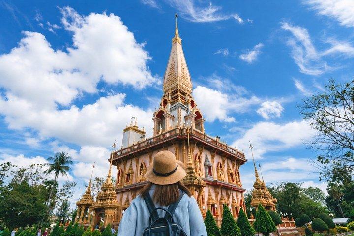 プーケット市内ツアー — 大仏、ワット・チャロン、旧市街、ローカルスナック