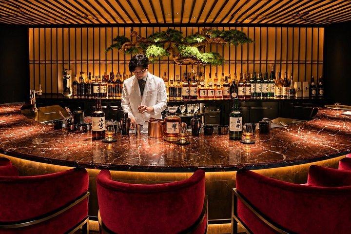 錦市場でのバーテンダーとの京都日本語酒テイスティング