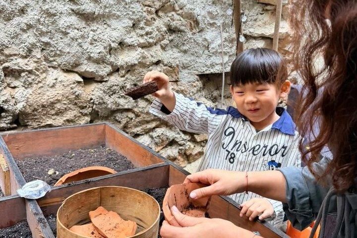 Esperienza di archeologia familiare ad Atene con un archeologo