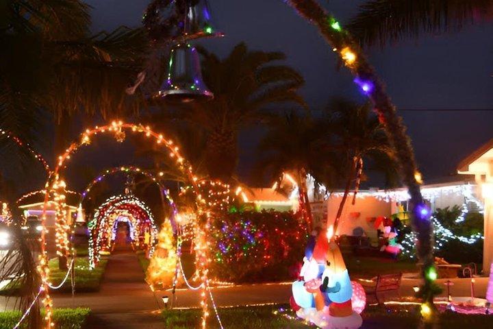 コーストのクリスマス：ココアビーチ ホリデーライトツアー