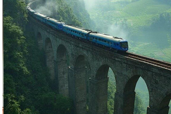 ナヌオヤ発キャンディ・ヌワラエリヤツアーとエラ列車の旅