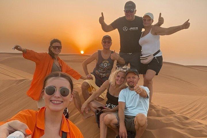 Dubai Rote Dünen Wüstensafari mit BBQ, Kamelritt und Sandboarding