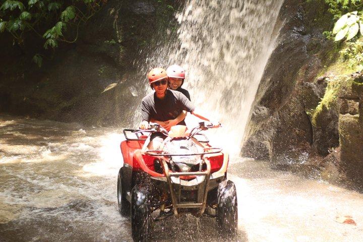 バリ島 ATV クアッドバイク トンネルと滝 クーバープレミアムトラック