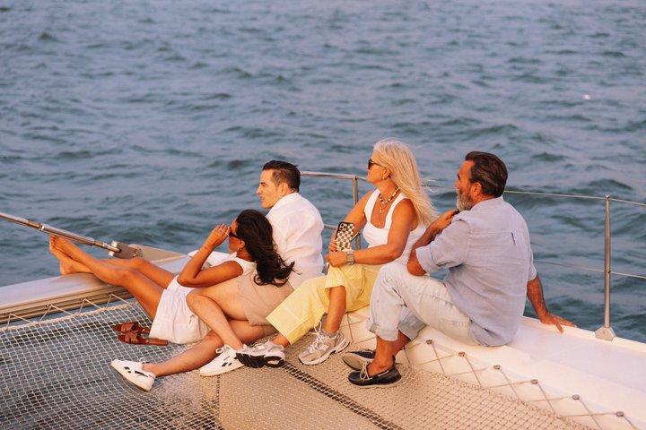 Lisbona: Gita in catamarano al tramonto con 1 bevanda inclusa.