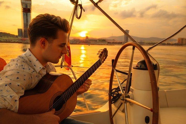 Barcelona: Sonnenuntergangs-Segeltour mit Live-Gitarre, Tapas & Open Bar